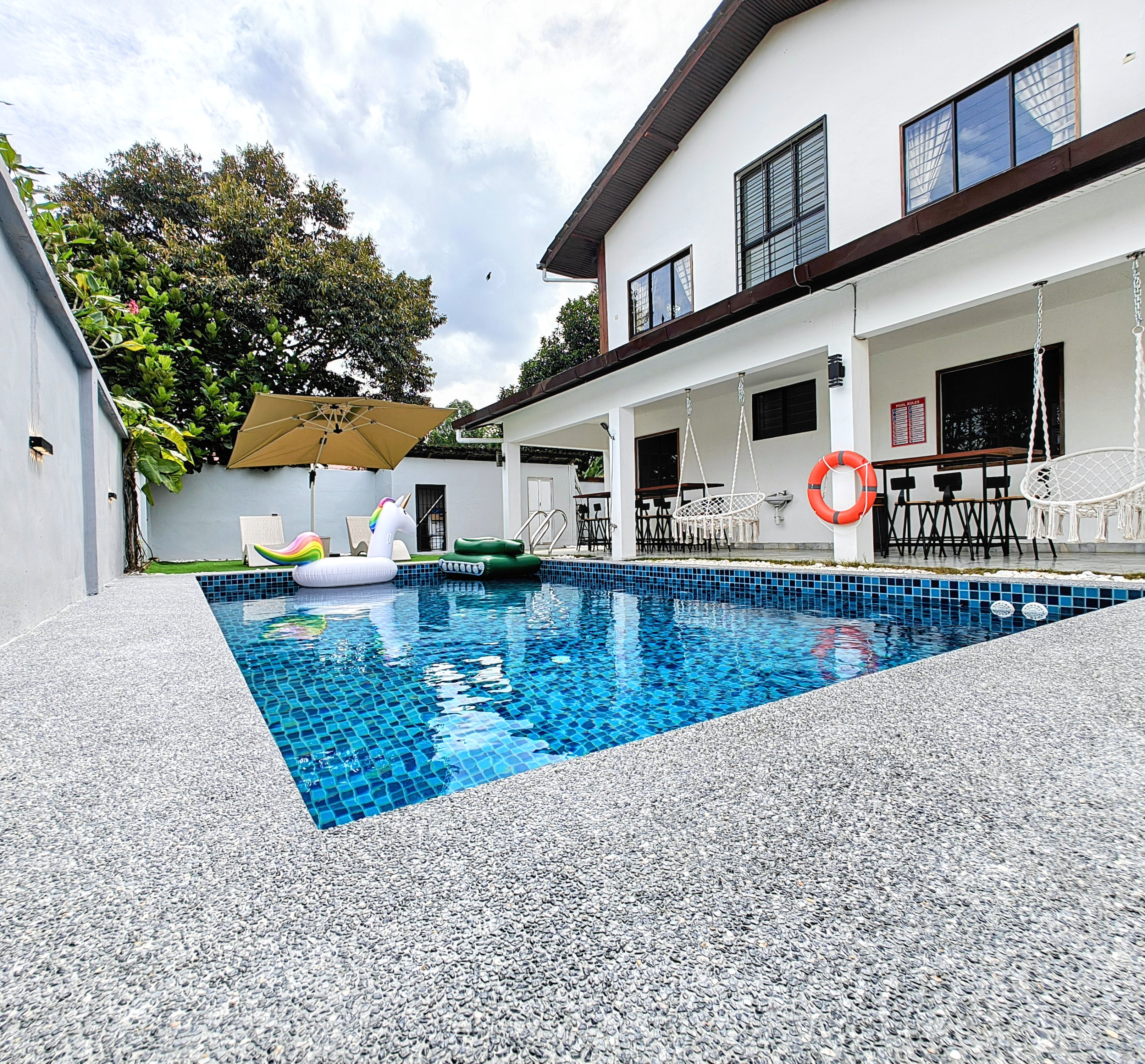 Pool & Exterior