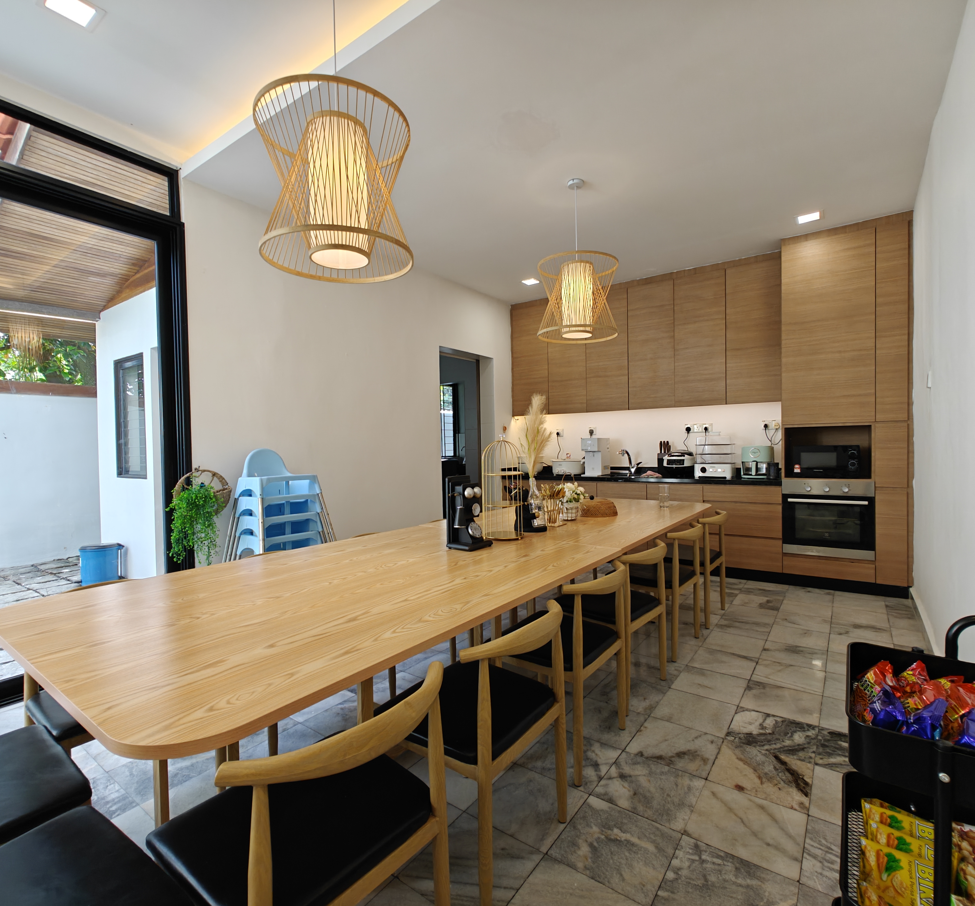 Kitchen & Dining