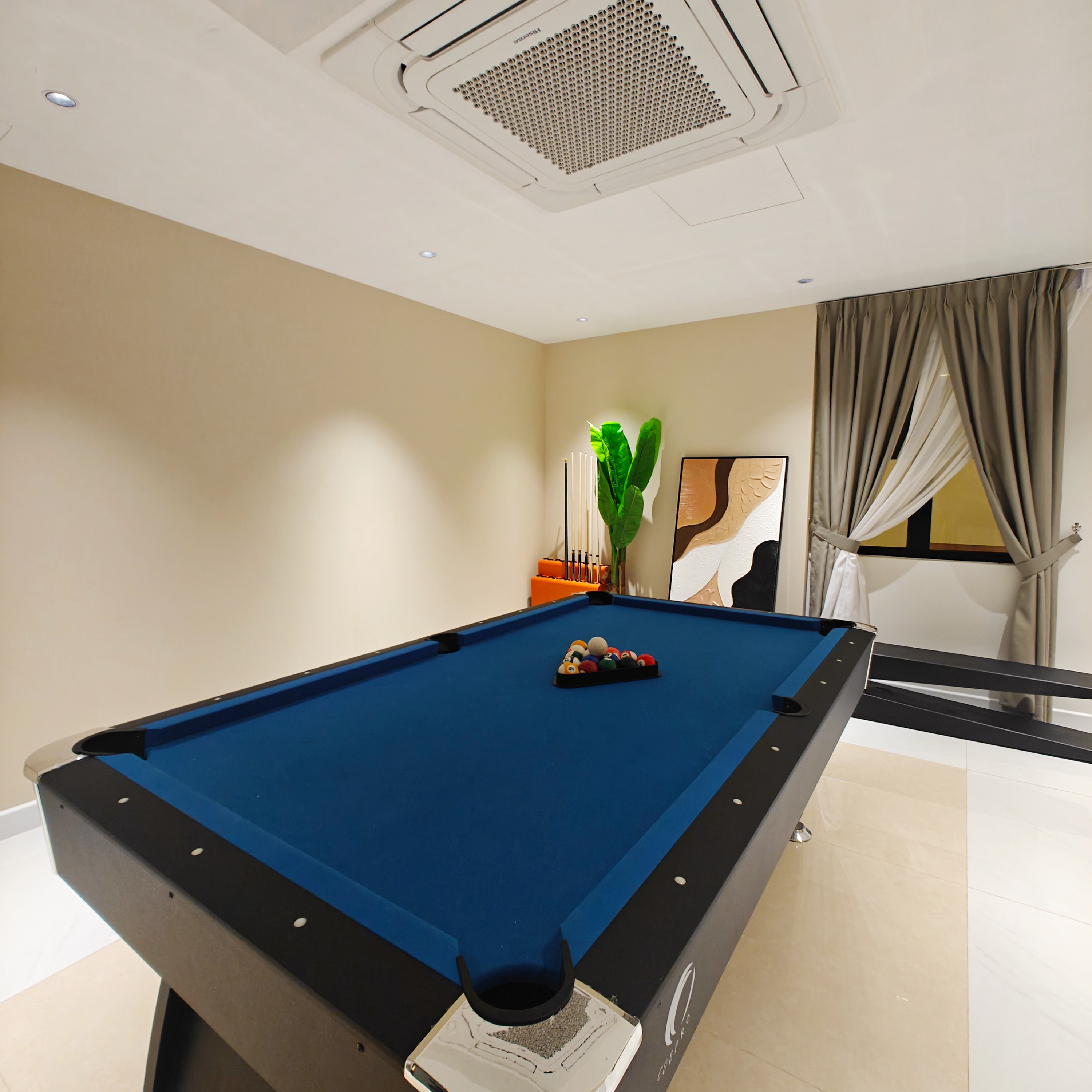 The New Link — Living and dining area