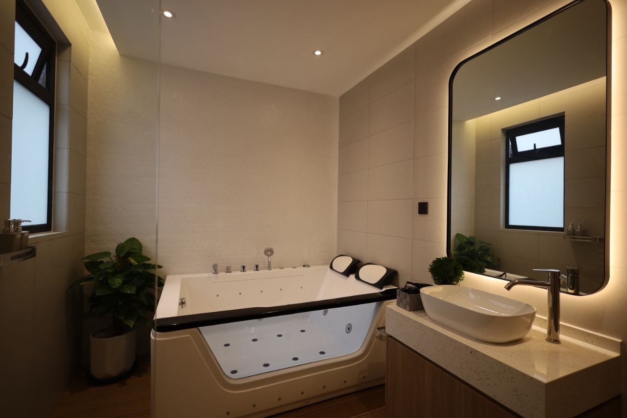 Urban Nook — Jacuzzi en-suite