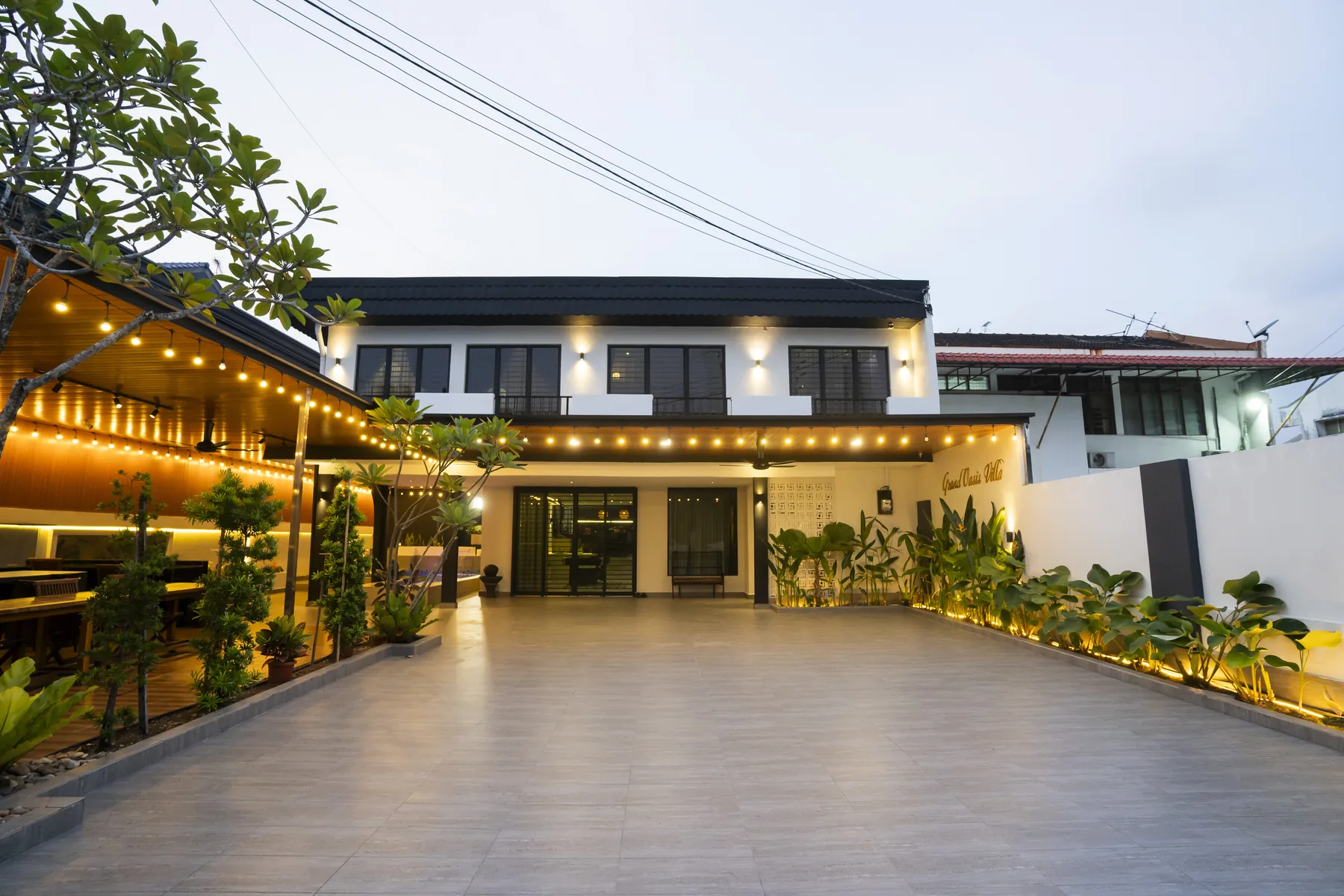 Grand Oasis Villa exterior and private pool
