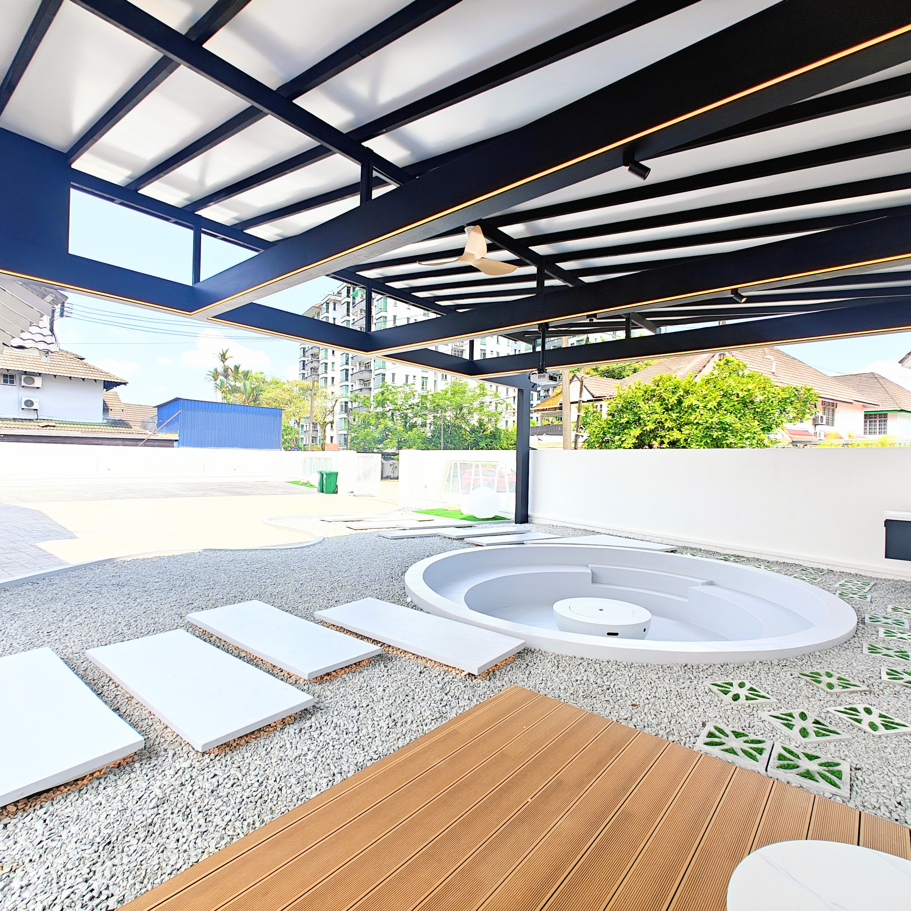 La'Dolce Villa — Outdoor jacuzzi terrace