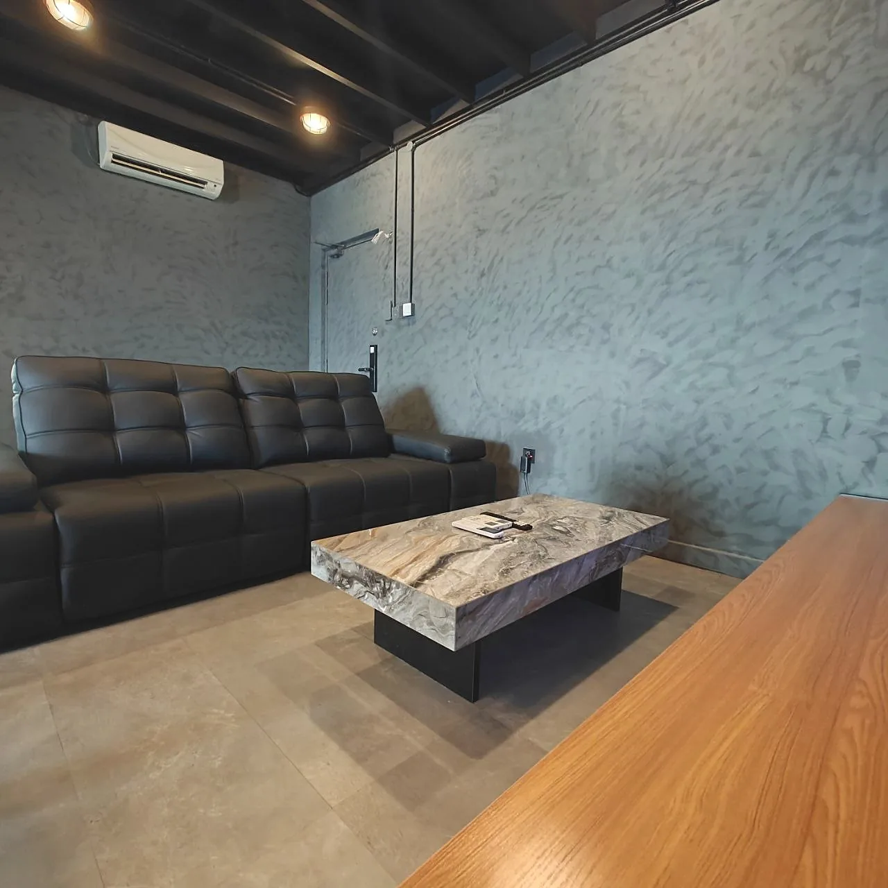 Entertainment lounge